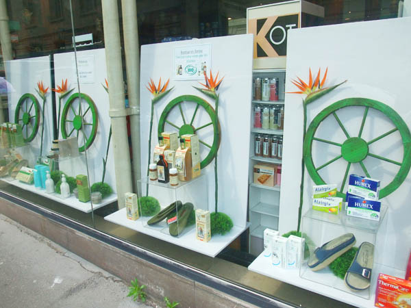 Décoratrice étalagiste Paris : Vitrine Pharmacie Bio Décoratrice étalagiste Paris : Vitrine Pharmacie Bio